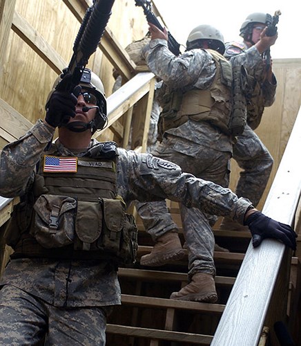 Đặc nhiệm Mỹ thực hành tác chiến cùng các loại vũ khí hiện đại